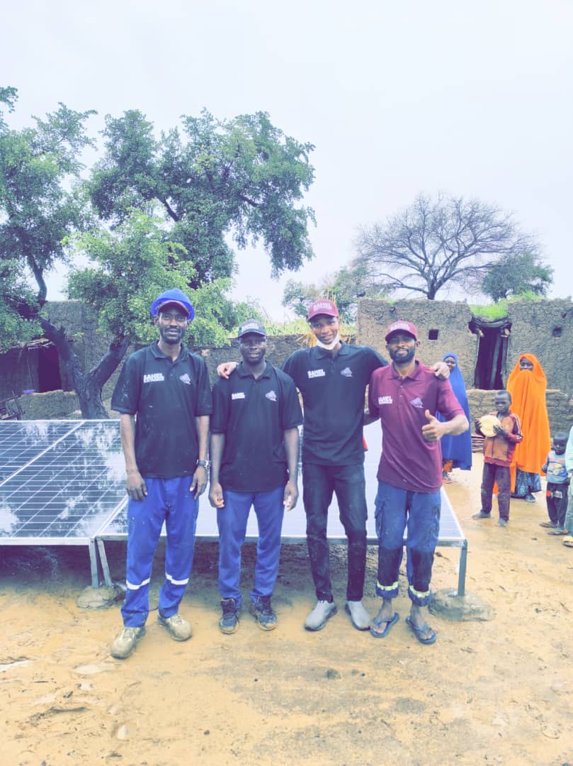 Sahel Électronique technical team at a field installation site