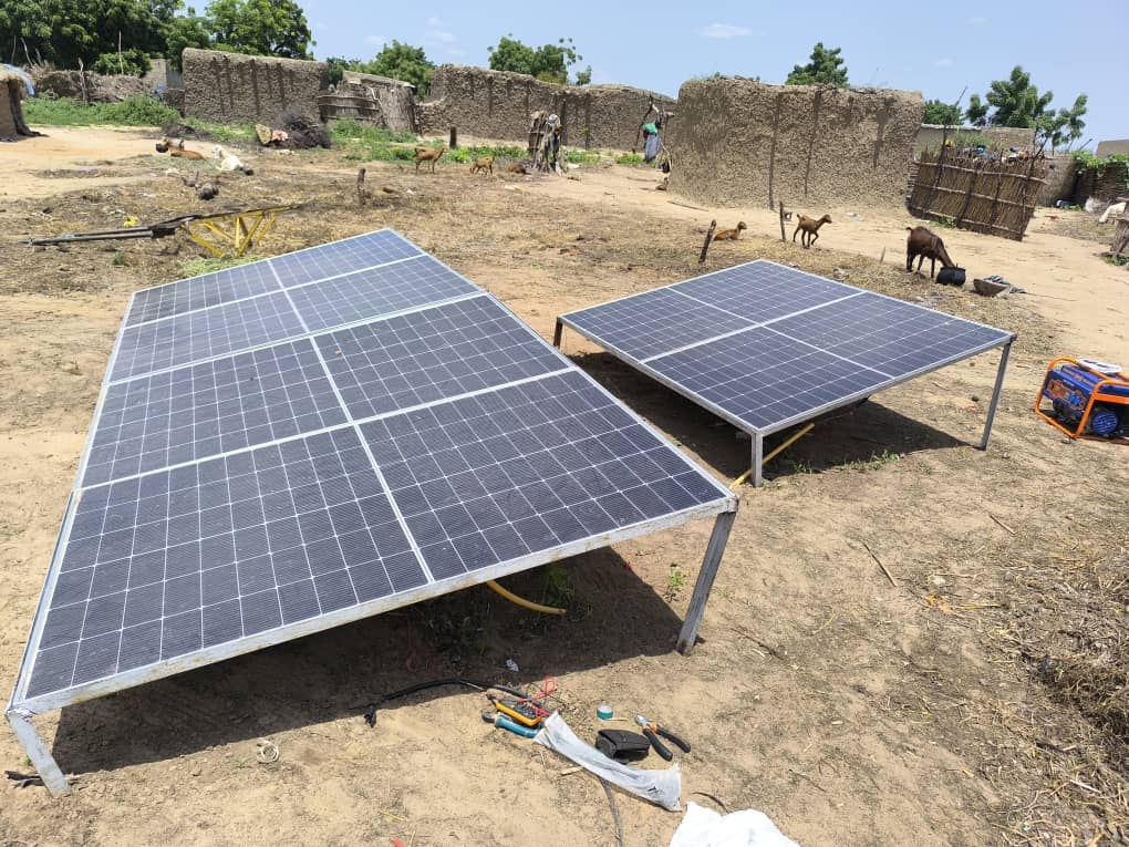 Équipe technique de Sahel Electronics sur un chantier